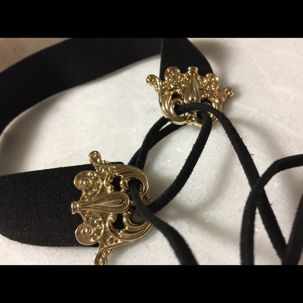 Beautiful Black Choker with Gild Detailing ✨♠️